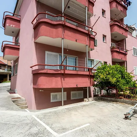 Apartman Linda - *